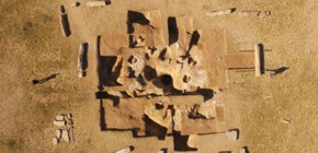 モンゴル高原に14本の大型突厥碑文に囲まれた方形列石タイプのユニークな古代トルコ王侯遺跡が出現！